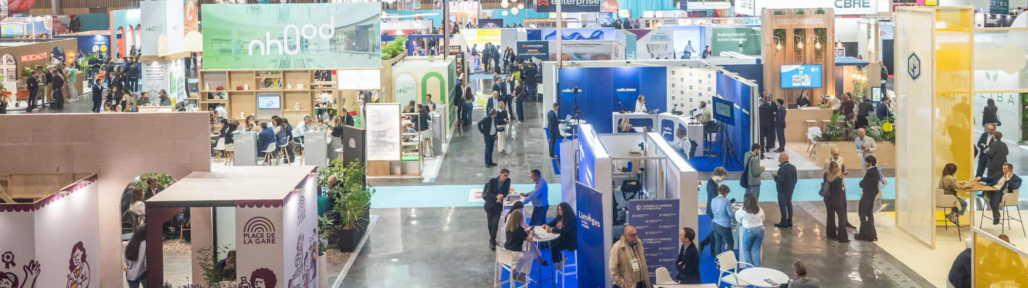 Vue panoramique du salon SIEC 2026 avec les stands des exposants, les allées animées et les professionnels en rendez-vous au sein de l’espace d’exposition.