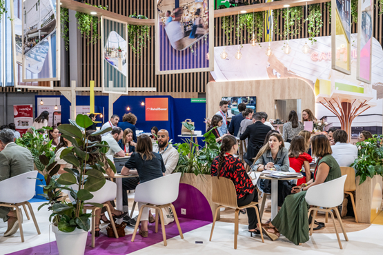 Participants interacting in the Siec Espace Club Enseigne area, with the "Rassembler" signage in the background.